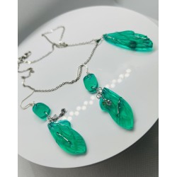 Set bijuterii realizat manual din rășină epoxidică, compus din pandantiv și cercei, cu lanț de 46 cm.