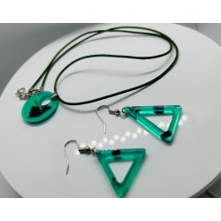 Set bijuterii realizat manual din rășină epoxidică, compus din pandantiv și cercei.