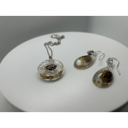 Set bijuterii realizat manual din rășină epoxidică, compus din pandantiv și cercei, cu lanț de 46 cm.