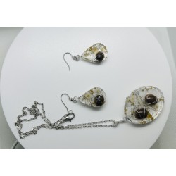 Set bijuterii realizat manual din rășină epoxidică, compus din pandantiv și cercei, cu lanț de 46 cm.