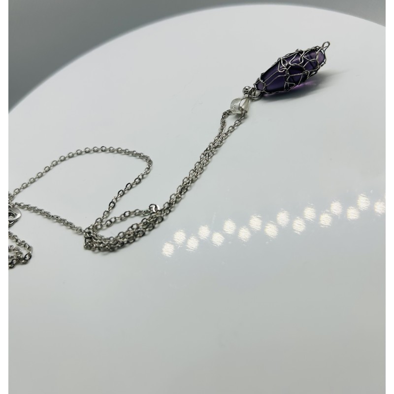 Colier cu pandantiv din piatră semiprețioasă mov, cu lanț de 46 cm.