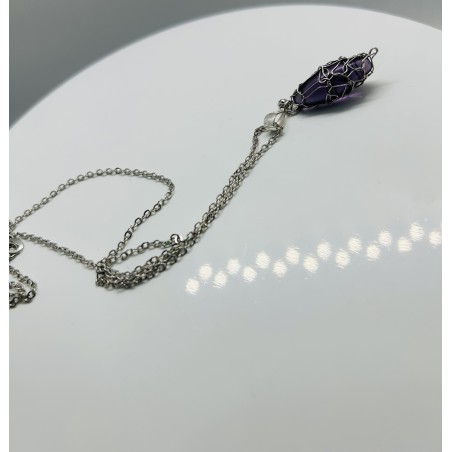 Colier cu pandantiv din piatră semiprețioasă mov, cu lanț de 46 cm.