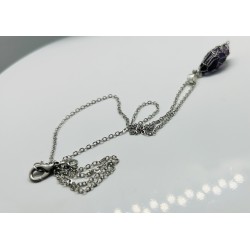 Colier cu pandantiv din piatră semiprețioasă mov, cu lanț de 46 cm.